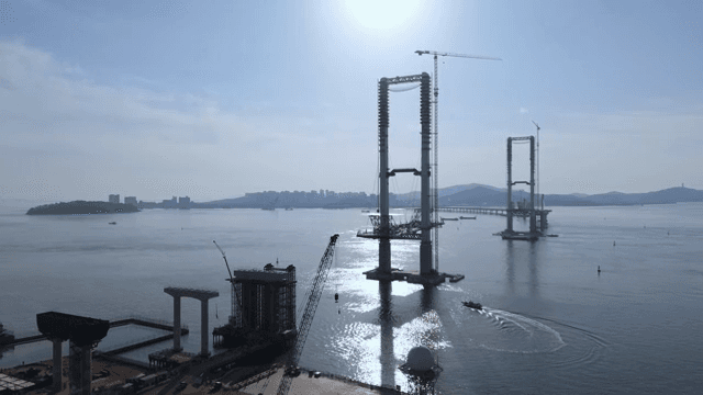 잔잔한 바다 위의 다리 건설