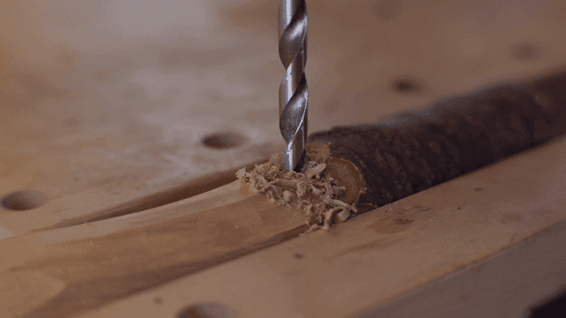 나무 표면에 드릴 작업