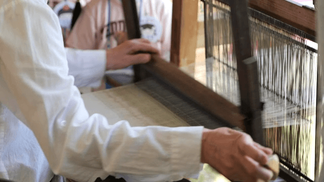 전통 베틀로 천을 짜는 사람