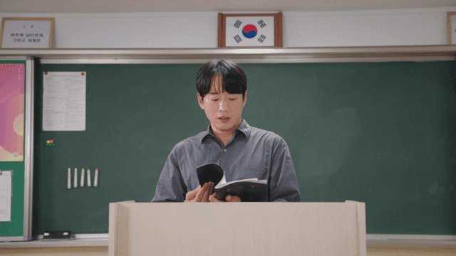 아침 조회를 마치고 출석부를 들고 퇴장하는 선생님