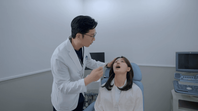 의사가 진료실에서 환자를 진찰하는 모습