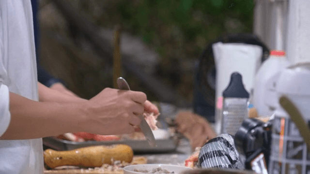 칼로 게살을 발라내는 모습