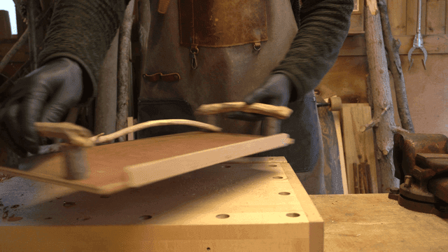 장인이 나무 쟁반을 조립하는 모습