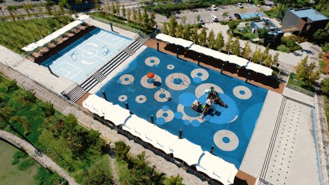 현대적인 놀이터와 스포츠 코트의 항공 뷰