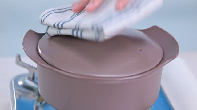 냄비에서 끓고 있는 두부가 들어간 갓김치찌개