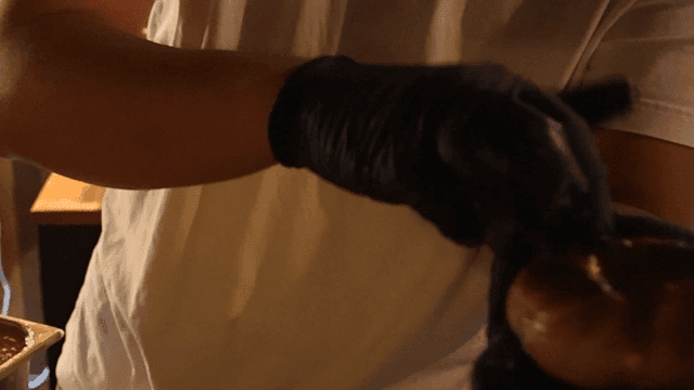 베이글에 기름을 바르는 제빵사