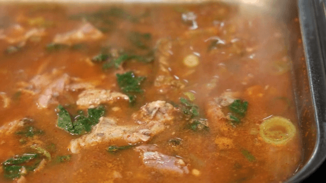 냄비에서 끓고 있는 양고기 전골