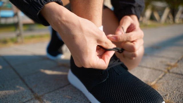 신발끈을 묶는 남성