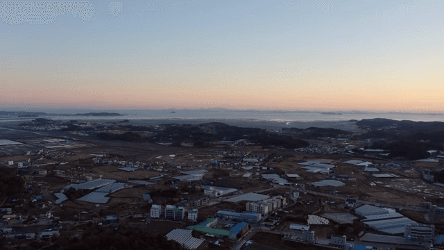 일몰의 고요한 해안 마을