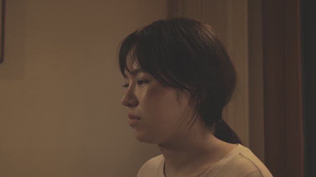 얼굴에 상처가 난 채 울먹이는 여자