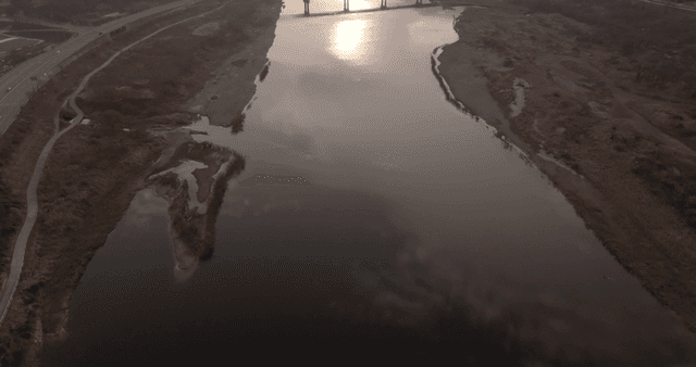 해질녘 다리가 있는 고요한 강