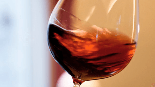 실내에서 와인잔 속의 레드 와인