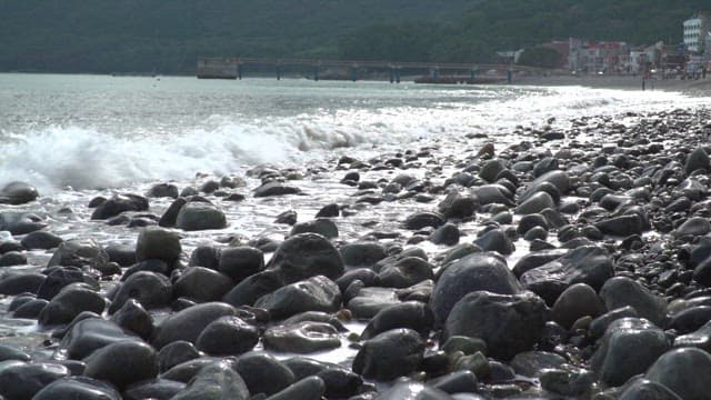 잔잔한 파도가 있는 바위 해변