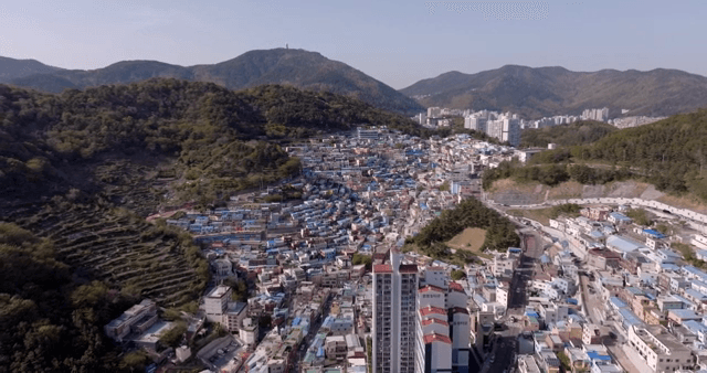 산과 함께한 다채로운 언덕 마을