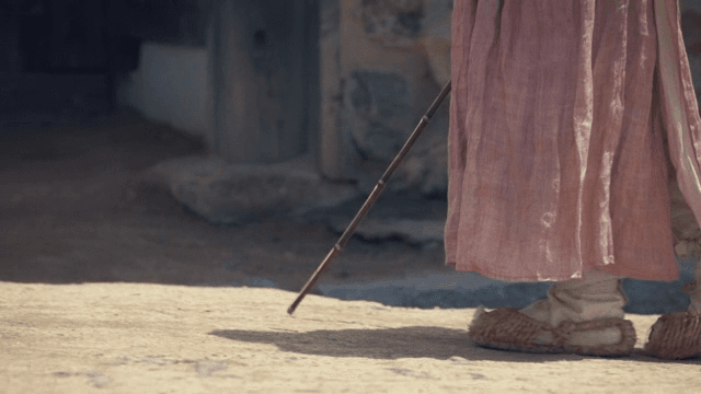 한복과 짚신을 신고 걷는 사람