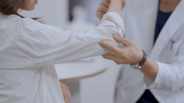 의사가 환자의 팔을 검사하는 모습