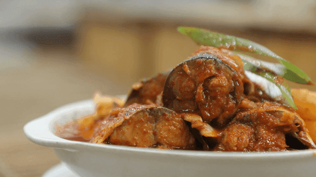 흰 그릇에 담긴 매콤한 고등어무조림