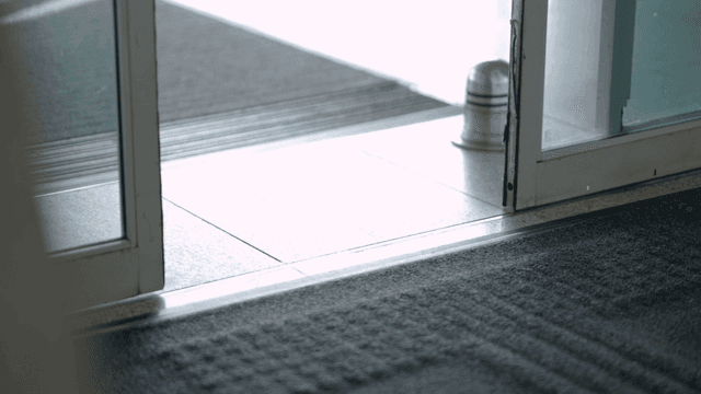 유리문을 통해 들어오는 사람들