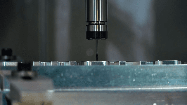 금속 표면 위에서 움직이는 기계