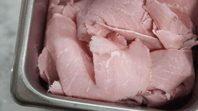 금속 트레이에 가득 담긴 햄 슬라이스