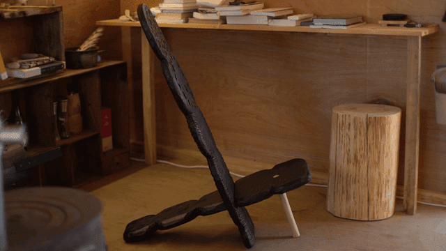 책과 의자가 있는 나무 인테리어