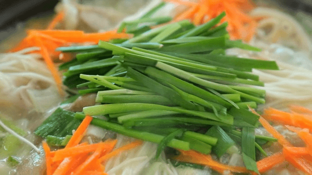 야채가 들어간 돼지 족발탕이 끓고 있는 모습