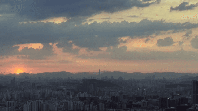 다채로운 하늘과 함께한 도시의 일출