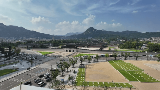 산으로 둘러싸인 역사적인 궁전