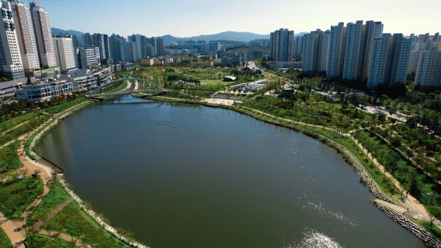 아파트와 호수공원이 보이는 신도시 풍경