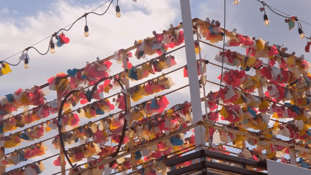 울타리에 걸린 다채로운 사랑의 자물쇠