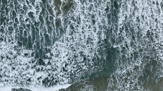 해안에 부딪히는 파도