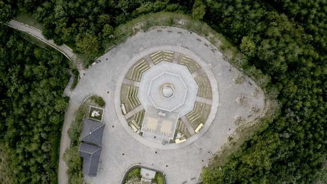 숲으로 둘러싸인 사찰의 항공 뷰