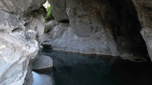 고요한 동굴 밑으로 흐르는 맑은 물