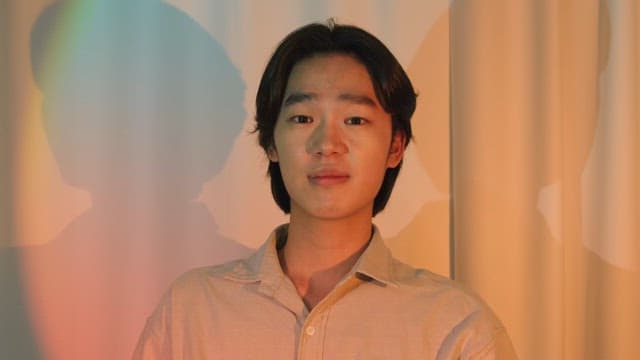 컬러풀한 조명과 함께 웃는 젊은 남성