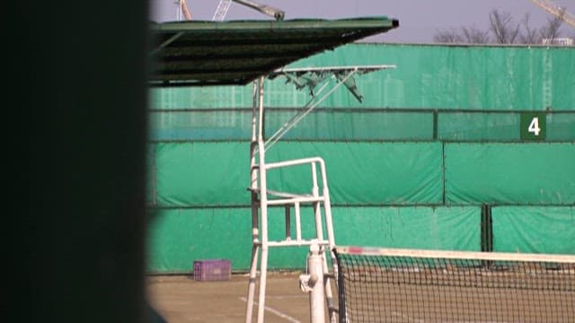 한적한 테니스 코트 옆 심판대