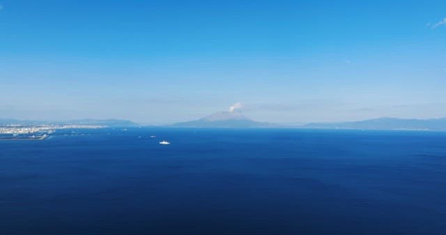 멀리 산이 보이는 넓은 바다