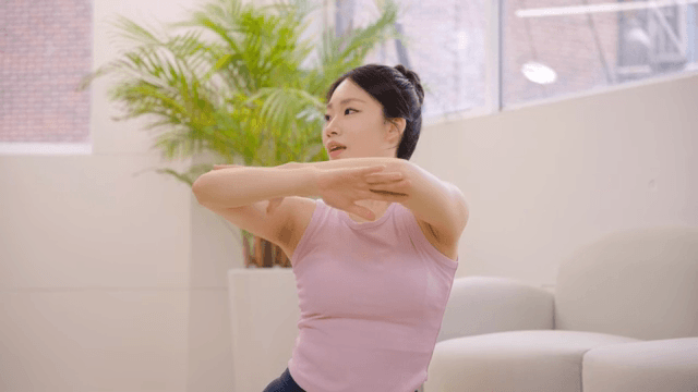 실내에서 운동을 하는 여성