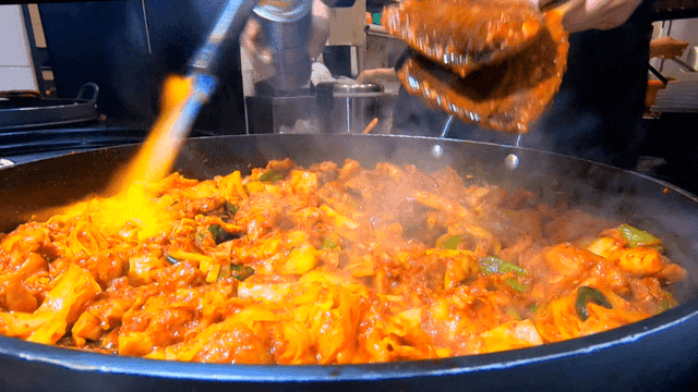 토치로 지져지는 철판 닭갈비