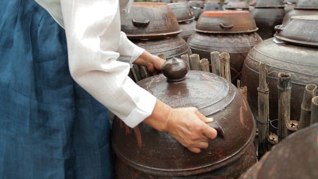 전통 한국 항아리, 장독을 여는 사람