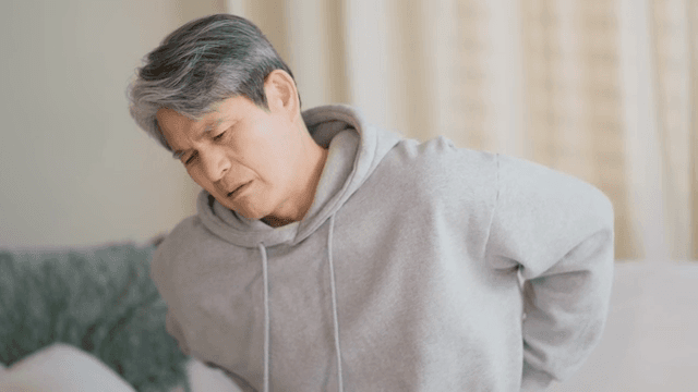 허리 통증으로 고통받는 남성