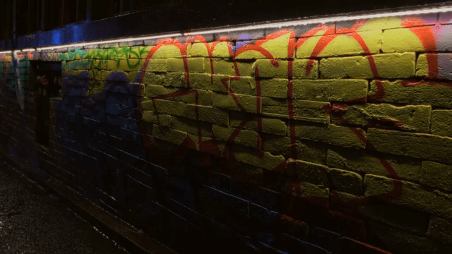 비가 내리는 어두운 골목 벽의 그래피티