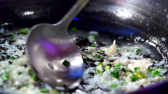 냄비에서 저어지는 한국식 죽