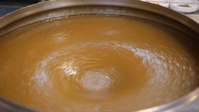 큰 냄비에서 섞이고 있는 육수