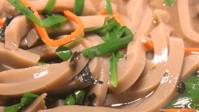 그릇에 담긴 묵밥