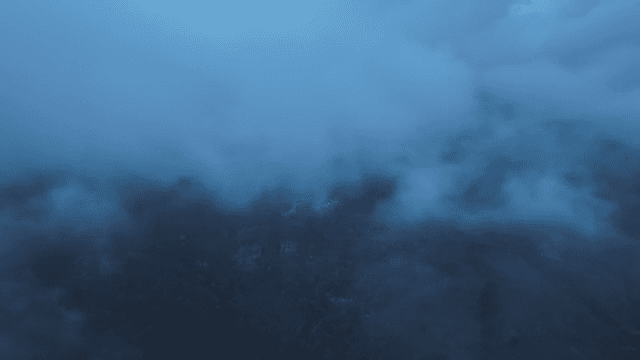 구름에 덮인 안개 낀 산