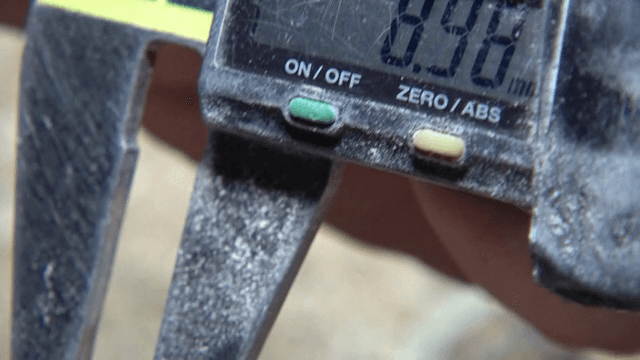 캘리퍼로 나무 물체 측정