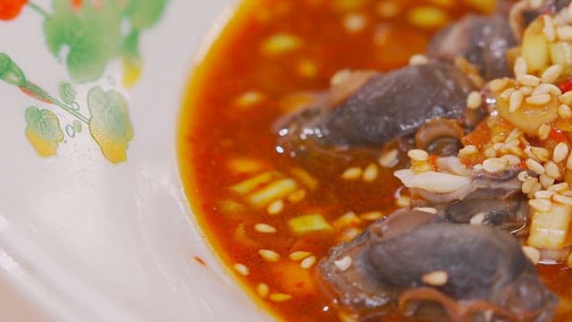 매콤한 양념장을 곁들인 피조개장