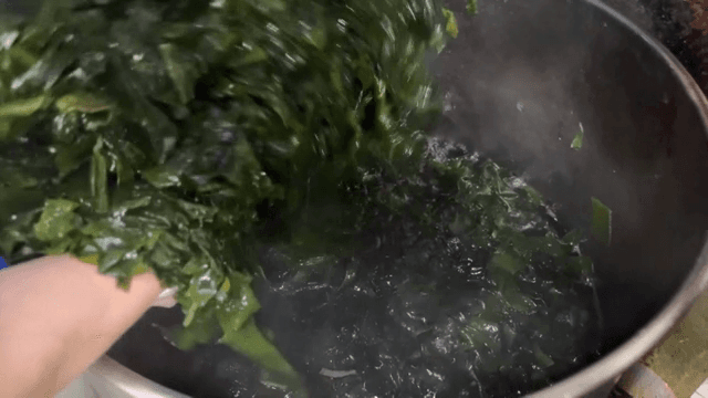 냄비에서 준비되는 미역