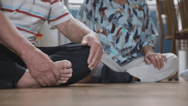 집에서 바닥에 앉아 있는 노인들