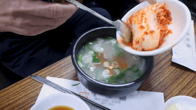 김치를 설렁탕에 넣는 장면